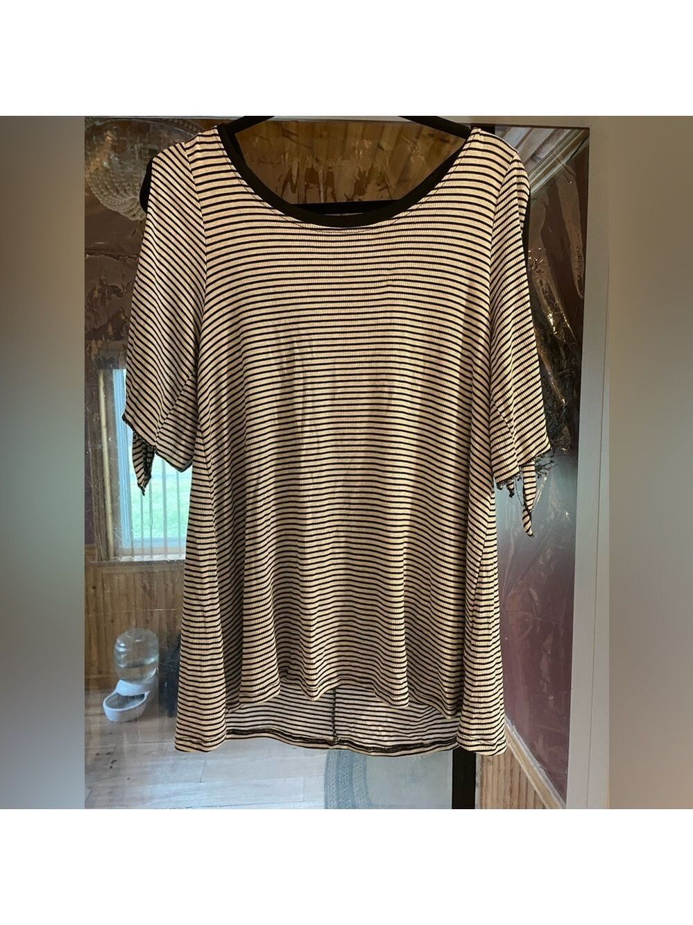 Maurice’s Tan and Black Cold Shoulder Short Sleeve T-Shirt, Sz XL